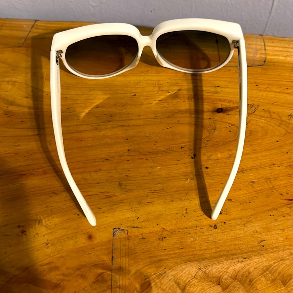 Celine oversized sunglasses for women is very attractive & light - Picture 4 of 4